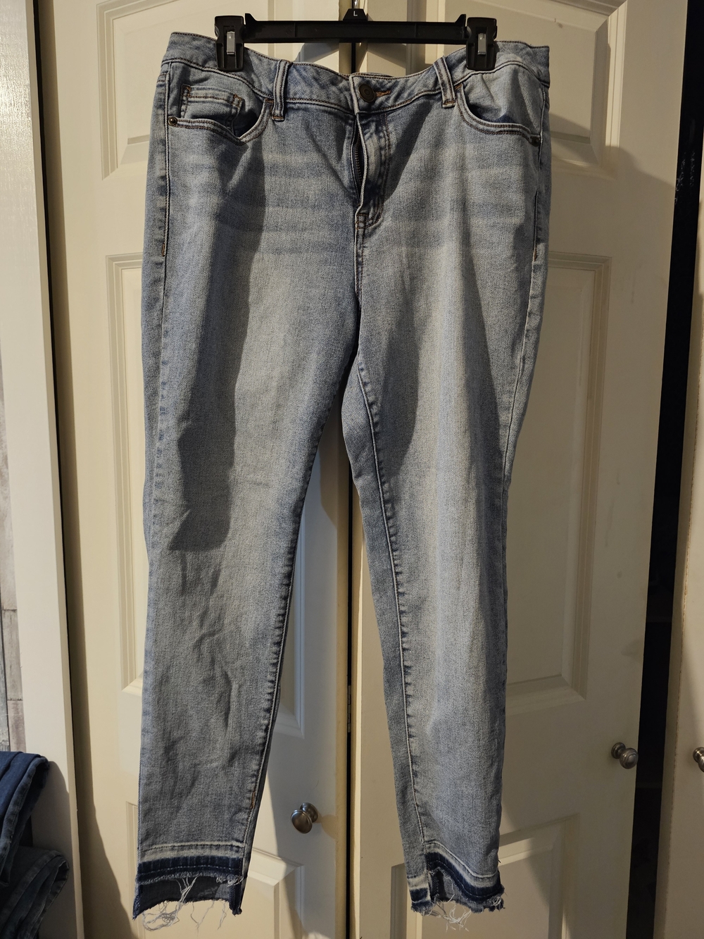 Venezia Light Wash Ankle Crop Jeans with Frayed Hem Sz 16